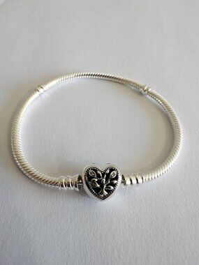 NEW Pandora Bracelet Moments 925 Family Tree Heart Clasp Snake Chain 598827C01